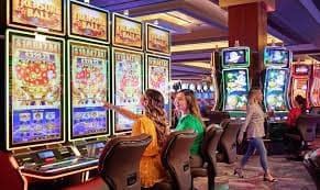 ကတ်ဂိမ်း Poker chip နှင့် playing cards မြင်ကွင်း