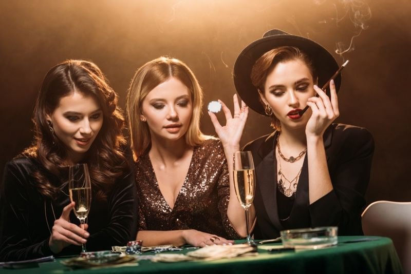 မိုဘိုင်း Live Casino APP ကစားနေသောမြင်ကွင်း